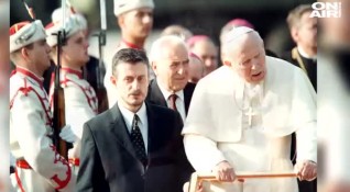 Като глава на Римокатолическата църква Йоан Павел II има над