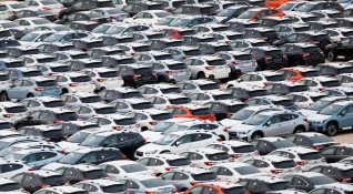 Хиляди автомобили слезли от конвейера така и не се купуват