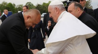 Премиерът Бойко Борисов посрещна Негово Светейшество папа Франциск на летище