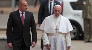 Президентът Румен Радев посрещна папа Франциск с почетна рота и