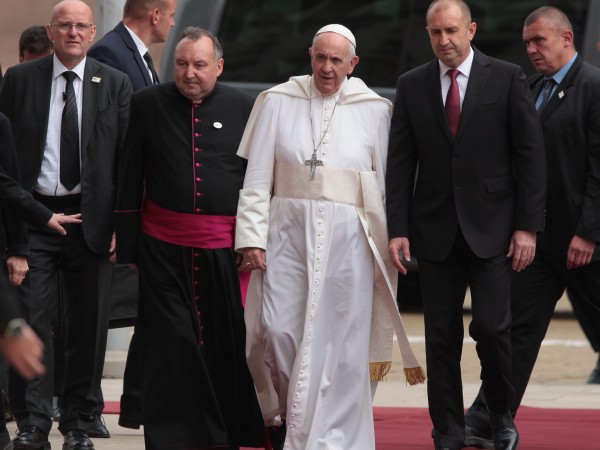 Посещението на папа Франциск у нас е чисто политически акт.