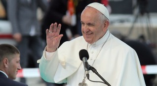 Папа Франциск промени сценария и вместо първо да произнесе неделната