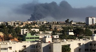 Дипломатическа офанзива срещу военна офанзива в Либия премиерът на международно