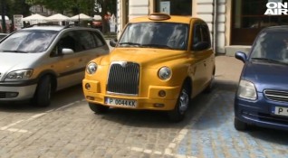 Жълто лондонско такси е новата атракция в Русе Собственикът му