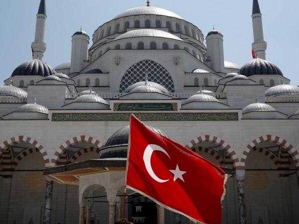 Жителите на Истанбул отменят резервации за почивка, за да участват