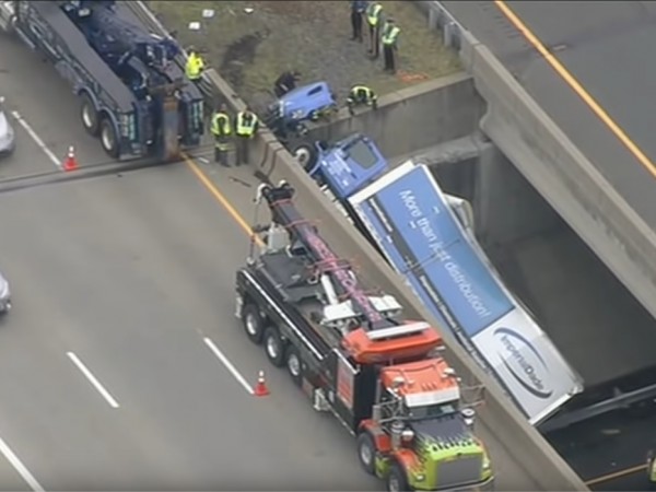 Камион увисна над оживена магистрала в град Трентън, щата Ню