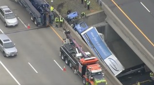 Камион увисна над оживена магистрала в град Трентън щата Ню