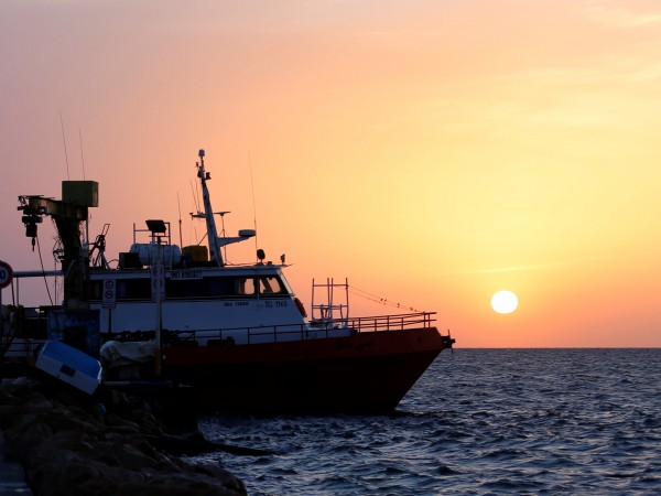 Най-малко 70 мигранти се удавиха днес, когато корабчето им потъна