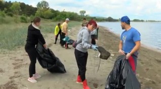 Жители на Черноморец почистват плажа Вромос Според тях ивицата е