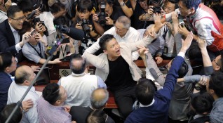 Най малко четирима членове на законодателното събрание на Хонконг бяха ранени