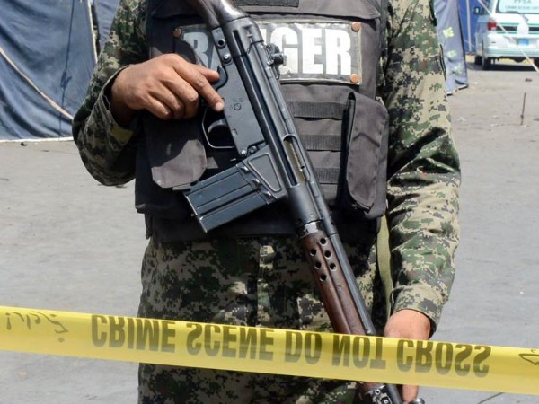 Въоръжени мъже атакуваха днес луксозен хотел в южния пакистански град