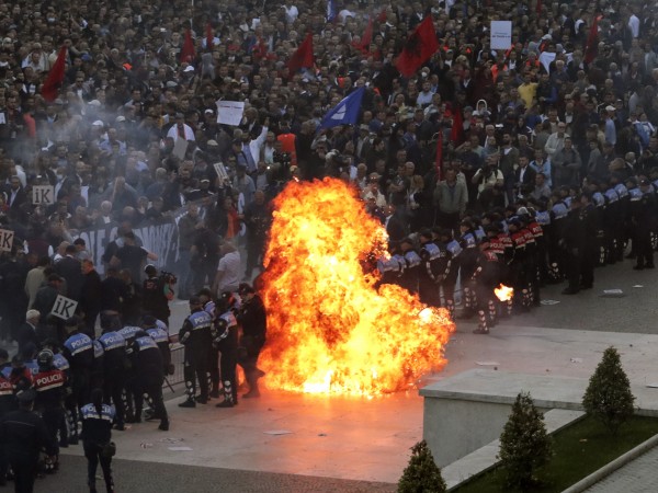 Албански опозиционни партии организираха протест в Тирана, за да призоват
