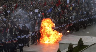 Албански опозиционни партии организираха протест в Тирана за да призоват