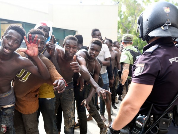 Испанските власти съобщиха, че 52 мигранти са прескочили днес оградата