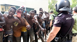 Испанските власти съобщиха че 52 мигранти са прескочили днес оградата