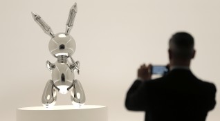 Скулптурата Заек на американския художник Джеф Кунс беше продадена на