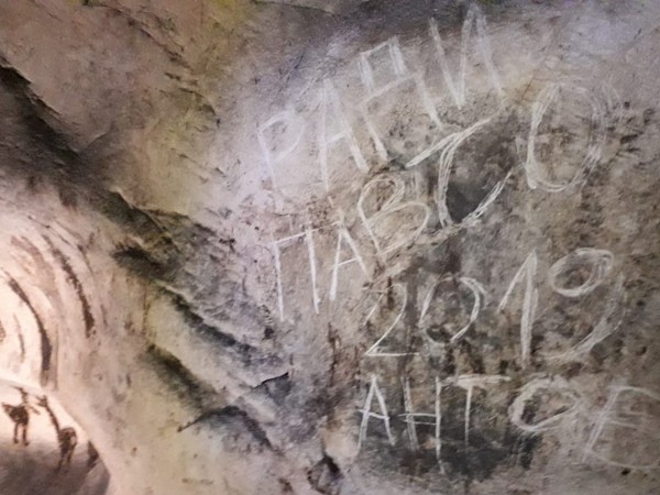 Новината, че са унищожени скални рисунки в пещерата Магура в