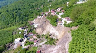 Свлачище унищожи 53 сгради и една джамия в черноморската провинция