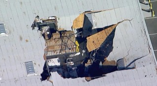 Изтребител F 16 се вряза в сграда в Калифорния в близост