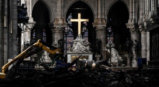 След инцидента в Нотр Дам миналия месец катедралата потъна в