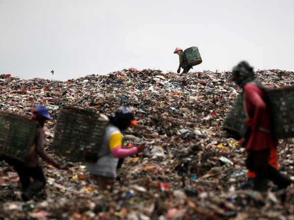 Близо 1 млн. души годишно умират заради неправилно изхвърлена пластмаса.