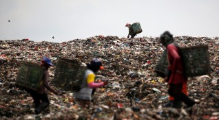 Близо 1 млн души годишно умират заради неправилно изхвърлена пластмаса