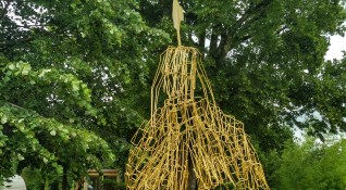 Jump е една от забележителните творби на скулптора Живко Седларски
