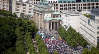 Хиляди поддръжници на ЕС се включиха днес в маршове в