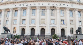 Сигнал за бомба затвори Съдебната палата в София съобщава Нова