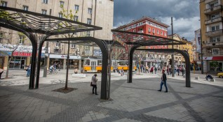 Строителните огради на площад Славейков който все още е в