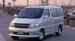 Оригиналната Toyota Granvia се произвеждаше в периода 1995 2002 г като