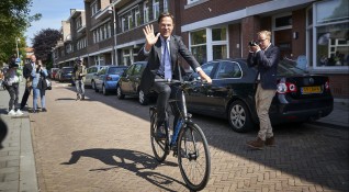 Премиерът на Холандия Марк Рюте пристигна днес на велосипед до
