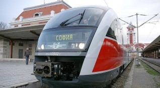 Запалил се е локомотив на влака пътуващ от София за