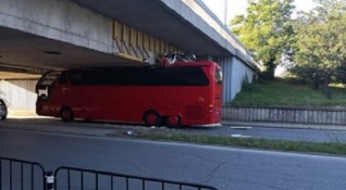 Автобус се заклещи под един от мостовете на Марица в