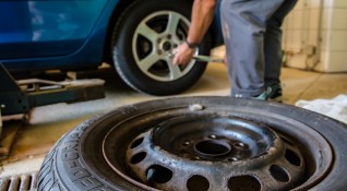 Кражба на четири гуми с джантите от лек автомобил БМВ