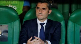 Треньорът на Барселона Ернесто Валверде изненадващо ще запази поста си