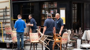 Хамали започнаха да разчистват ресторантите на Джейми Оливър в Лондон