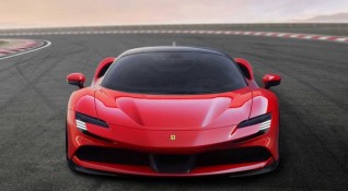 Компанията Ferrari показа първия в историята на марката хибрид който