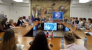 Студенти изучаващи журналистика и филология в различни университети на България