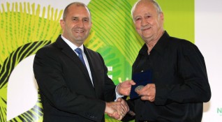Президентът Румен Радев връчи почетния знак на държавния глава на