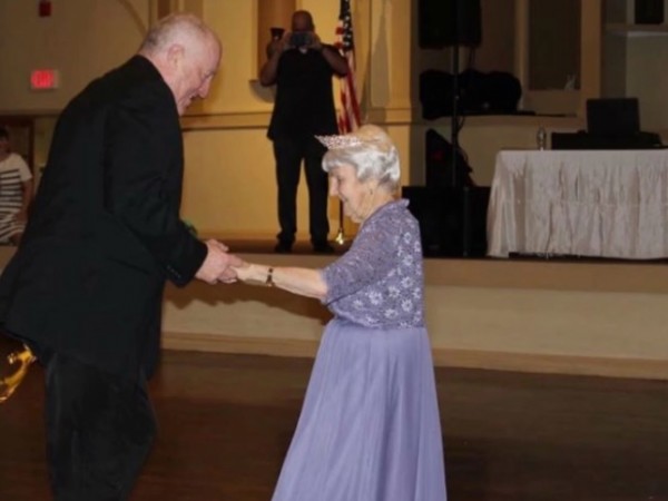97-годишна жена стана кралица на гимназиален бал в Съединените щати.Хелън