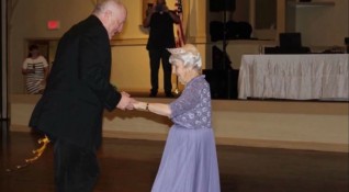 97 годишна жена стана кралица на гимназиален бал в Съединените щати Хелън
