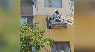 Пожарникари от Стара Загора помогнаха на възрастна жена до която