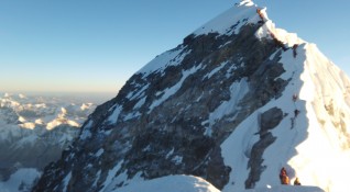 Бумът на нискотарифните изкачвания на Еверест поставя в опасност най вече