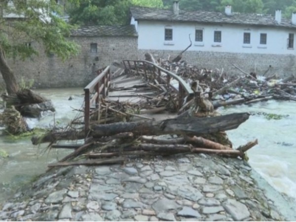 Водната стихия разруши част от моста, по който се стига