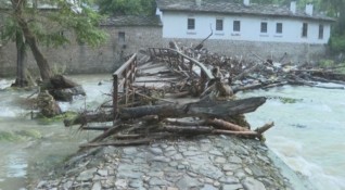 Водната стихия разруши част от моста по който се стига