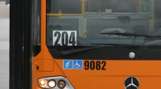 Автобус на градския транспорт движещ се по линията на 204