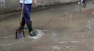 Проливен дъжд в Пазарджик наводни улици Поради интензивния валеж за