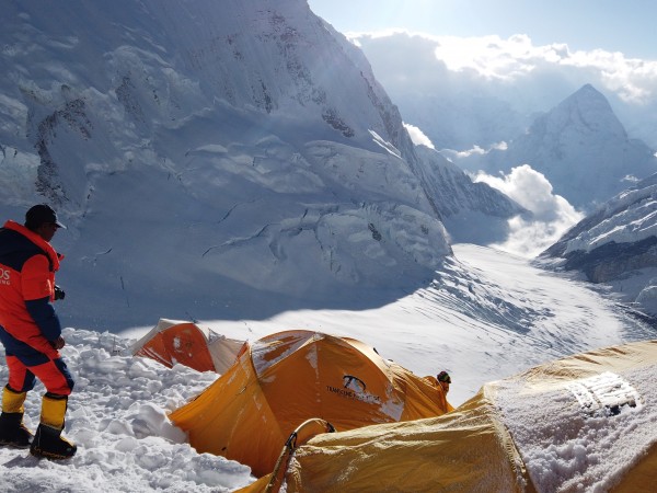 Американски учени установиха, че Еверест и околните върхове са все