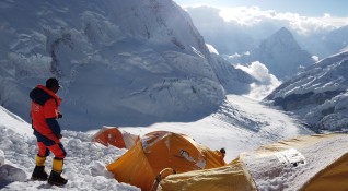 Американски учени установиха че Еверест и околните върхове са все